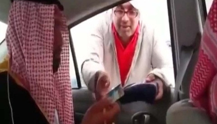 Pos makinesi taşıyan Dubaili dilenci