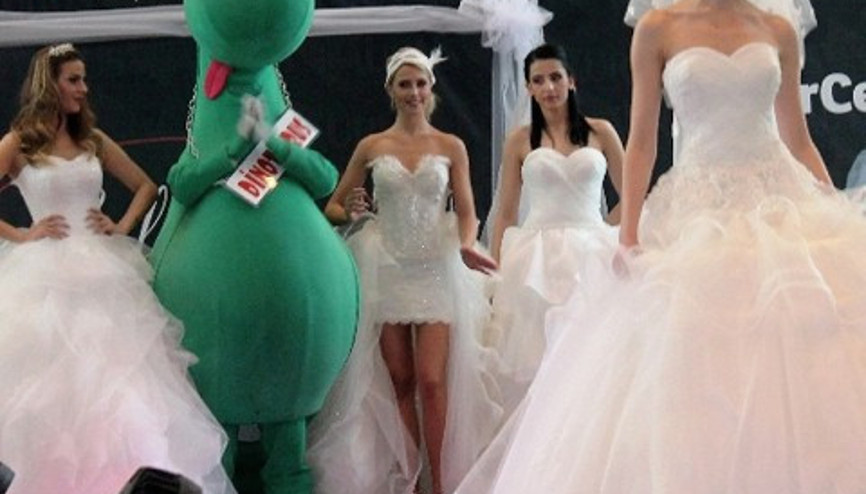 Serdar Ortaçın eşi Chloe Loughnan gelinlik giydi