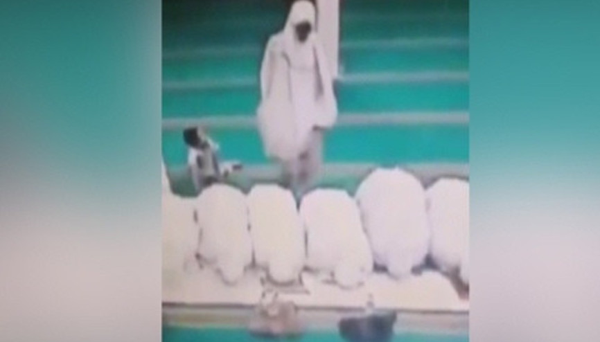 Hırsız secdeye giden kadınların çantalarını çaldı