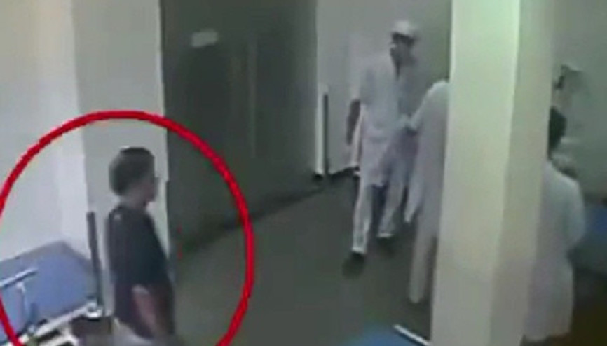 Sedyede yatan yaralı adamı doktorların önünde öldürdü