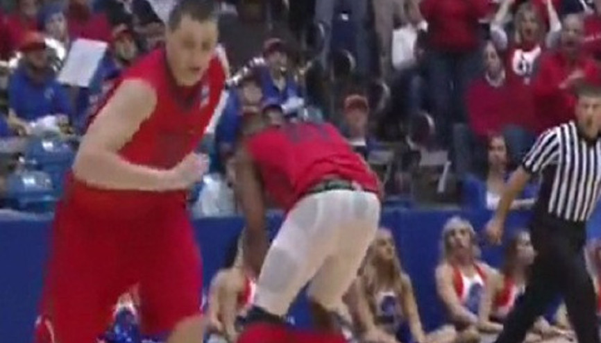 Basketbol maçında şort kazası