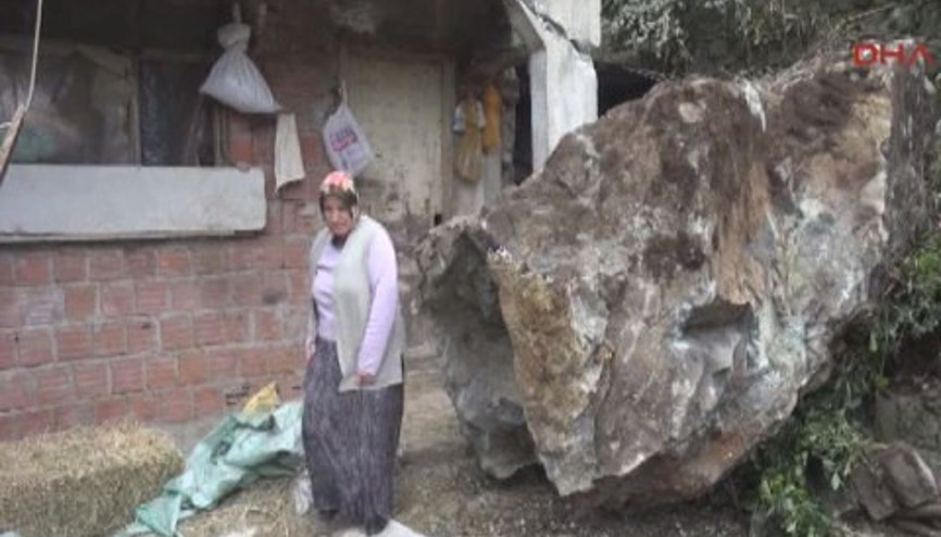 Yamaçtan kopan kaya kütlesi eve çarptı