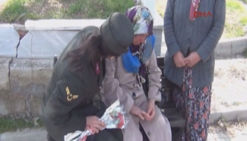 Şehit annesini ağlatan karanfil krizi Şehit annesini ağlatan karanfil krizi