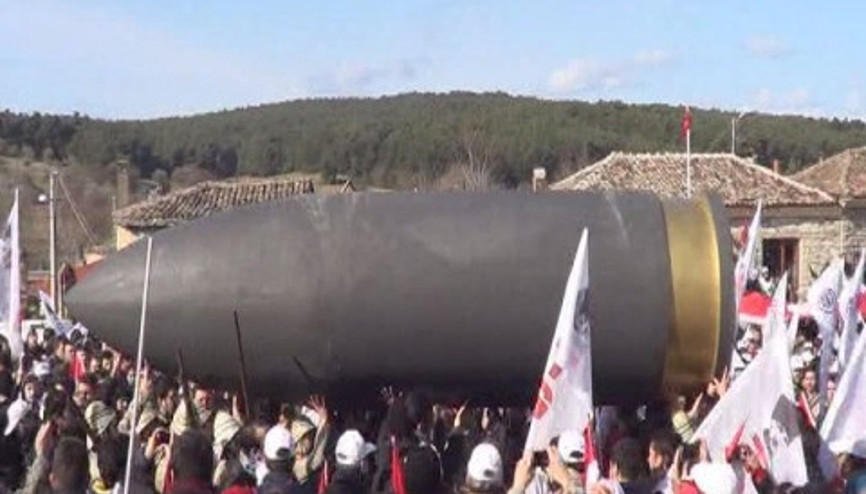 Seyit Onbaşının taşıdığı 2 metrelik top mermisiyle yürüdüler