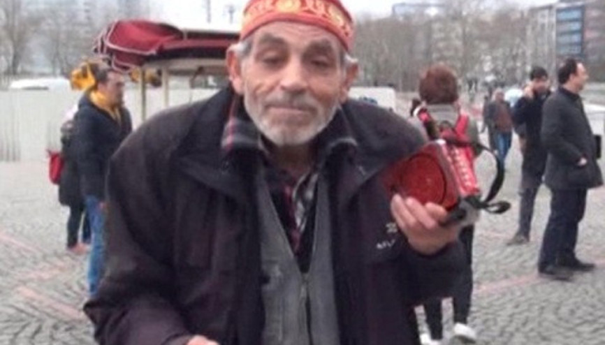 Yaşlı dilencinin Ciguli dansı hayran bıraktı
