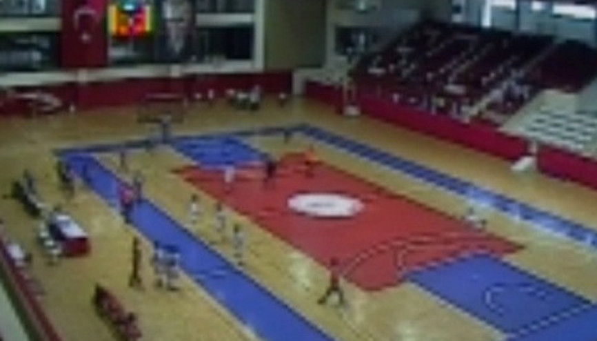 Öğrencilerinin gözü önünde hakeme kafa attı