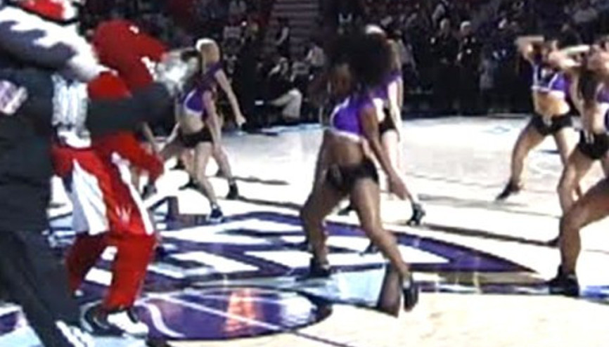 NBA maskotları ile amigo kızlar kapışırsa