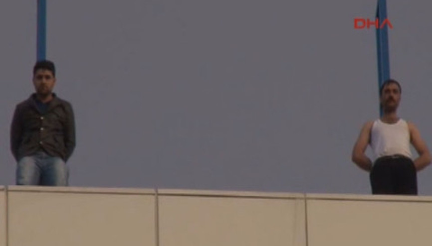 Diyanet Vakfının inşaatında çalışan işçiler paralarını alamadıkları için çatıya çıktı