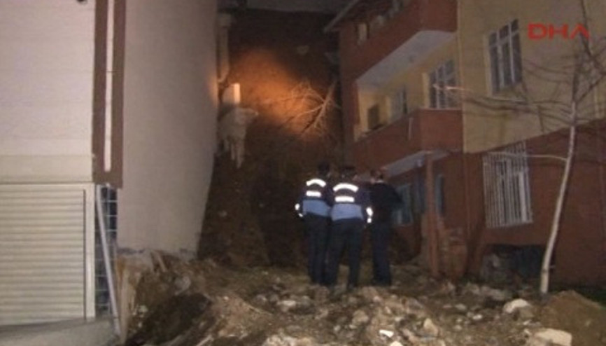 İnşaatın toprağı iki binanın üzerine kaydı