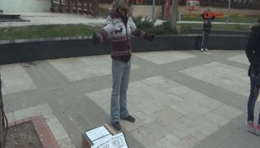 Sarılmak bedava eylemine verilen tepkiler güldürdü