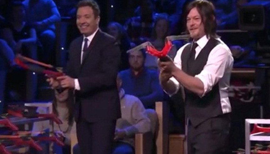 Jimmy Fallon ile Darylnin ok atma kapışması