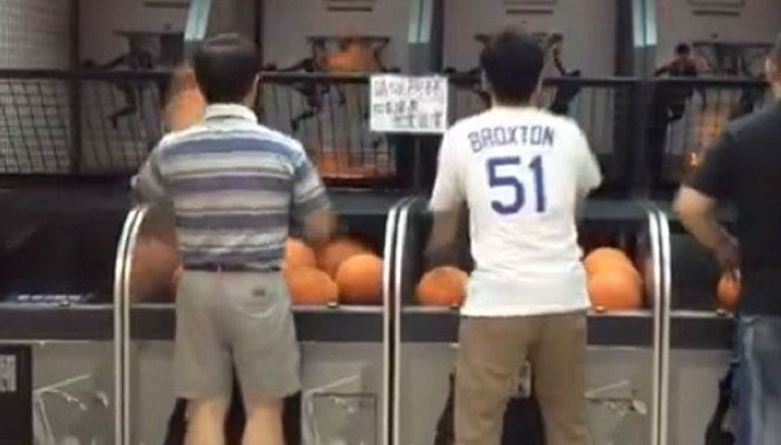 Basketbol oyununda sınırları zorlayan adam