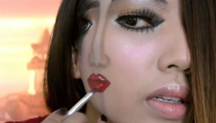 Makyajla kendine üçüncü bir göz, dudak ve burun yaptı