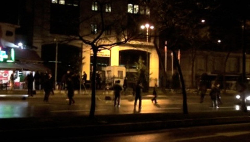 Ak Parti önündeki polis noktasına ateş açıldı Ak Parti önündeki polis noktasına ateş açıldı