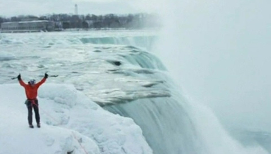 Buz tutan Niagara Şelalesine tırmanan ilk dağcı