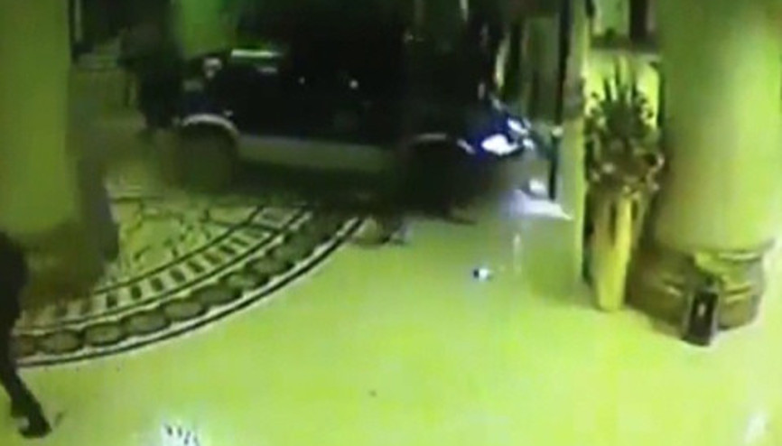 Sarhoş sürücü otomobiliyle otele daldı Sarhoş sürücü otomobiliyle otele daldı