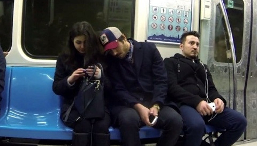İstanbul metrosunda uyuma şakası