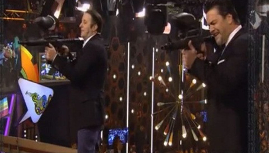 Beyaz ile İlker Ayrık paintball kapışması