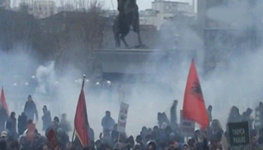 Kosova başbakanlık binası önünde gösteriye polis müdahalesi