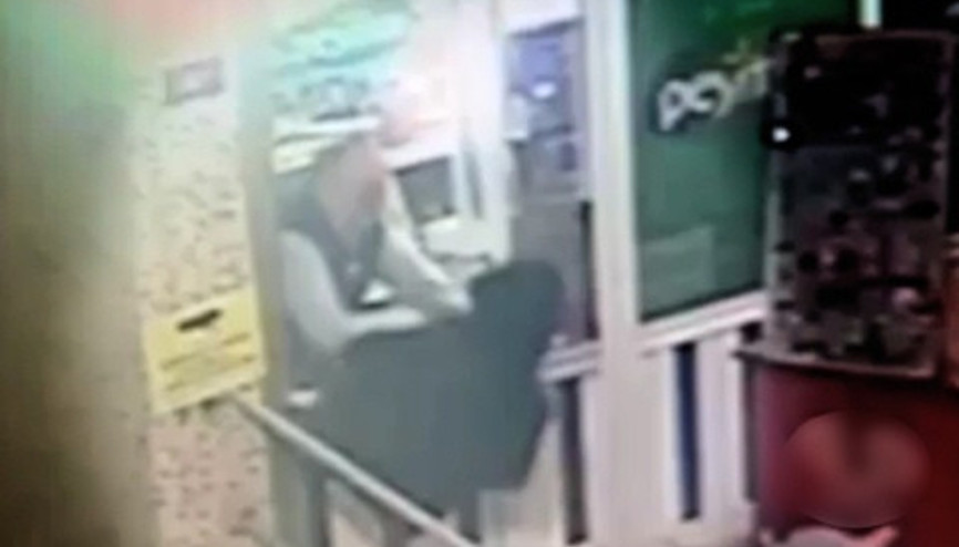 Canı pahasına silahlı soyguncuyla böyle mücadele etti