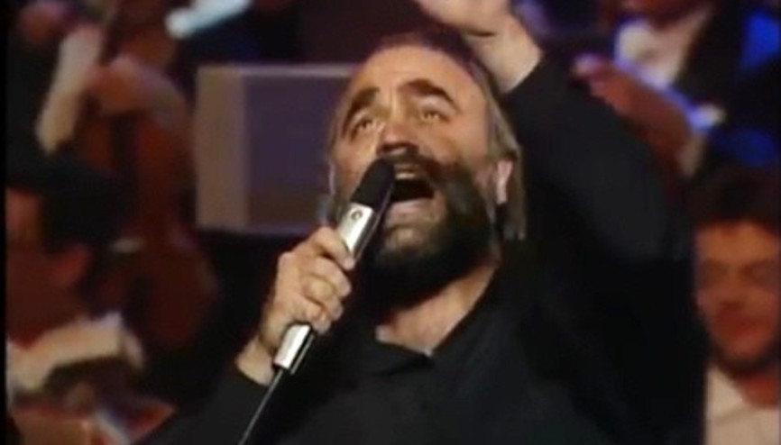 Yunan şarkıcı Demis Roussos hayatını kaybetti