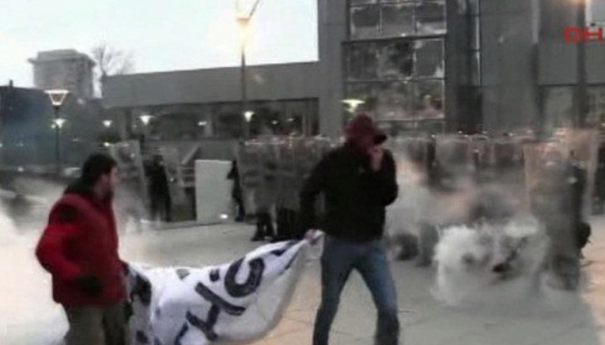 Kosovada bakanı protesto eden grup Başbakanlık binasına saldırdı