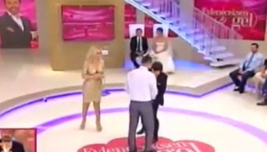 Damat adayının fermuarı açıldı, sunucu kapatmaya çalıştı