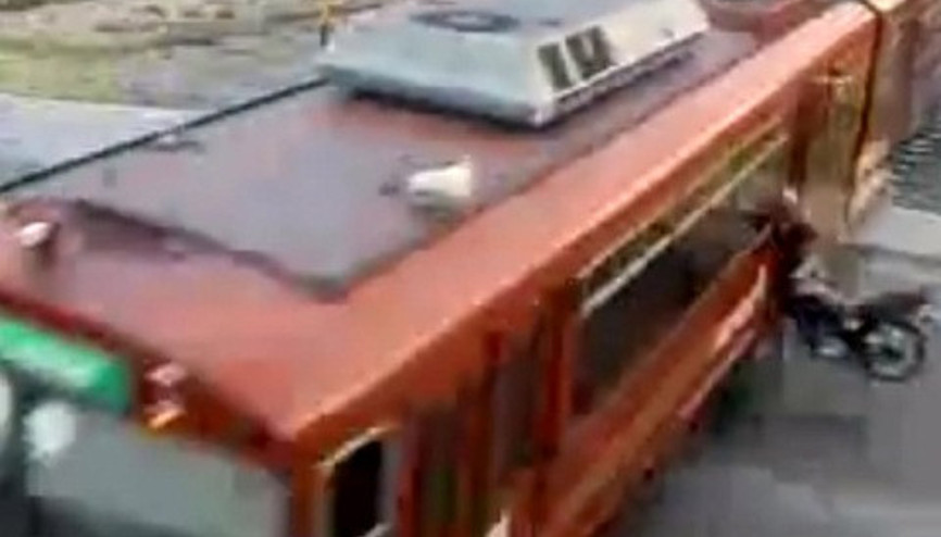 Motosiklet sürücüsü hemzemin geçitten geçen trene çarptı