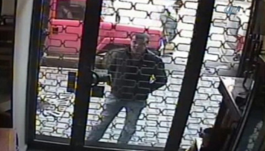 Antikacıdan 100 bin liralık eşya çalan hırsız güvenlik kamerasında