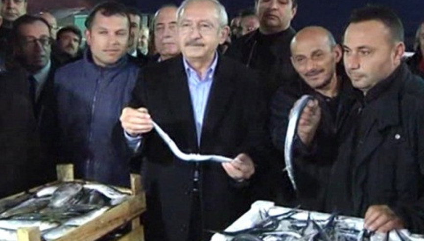 Kılıçdaroğlu, Trabzonda balıkçı esnafını gezdi, balık sattı Kılıçdaroğlu, Trabzonda balıkçı esnafını gezdi, balık sattı