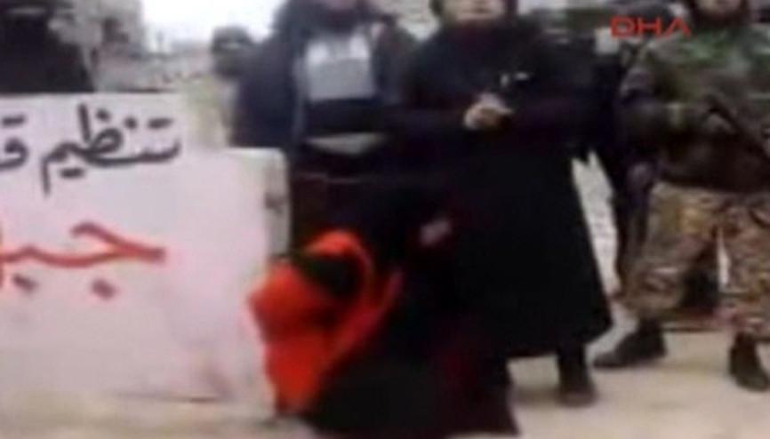 El Nusra zinayla suçlanan kadını böyle infaz etti