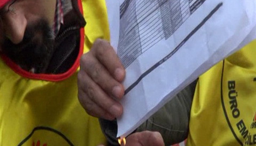 Memurlar bordrolarını yaktı