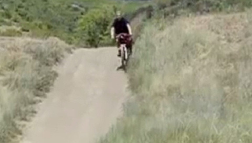 Biri bu kızın bisikletine el koysun