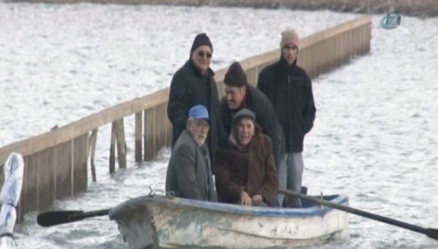 Köprünün üstünden sandalla geçiyorlar