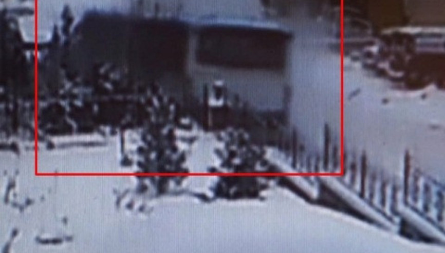 Buzlu yolda kayan belediye otobüsü 10 aracı pert etti