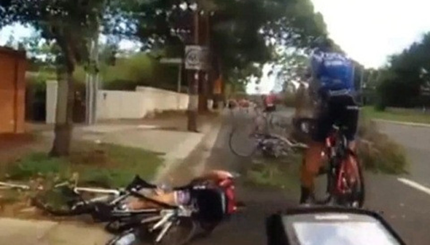 Kaldırımdaki ağaçtan bisikletçilere hain pusu