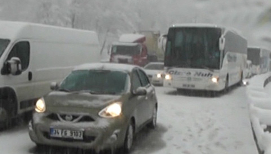 İnegölde TIRlar kaydı, Bursa- Ankara yolu tek yönde kapandı