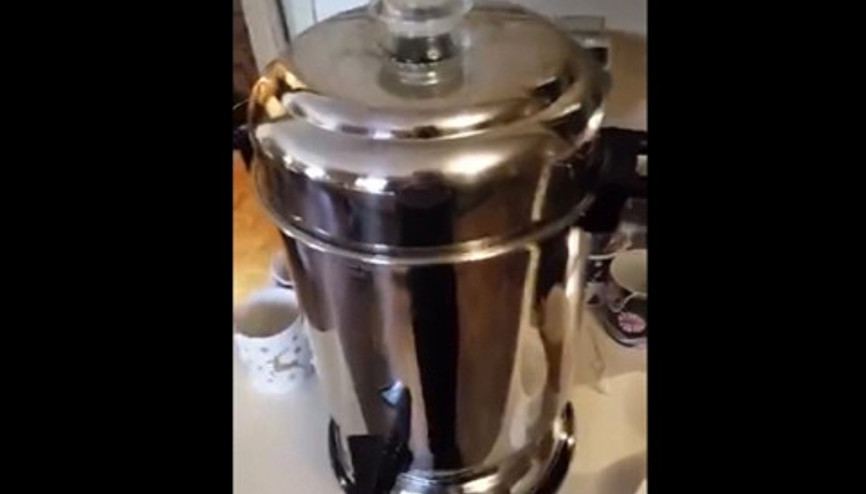 Tenis maçı sesi çıkaran kahve makinası