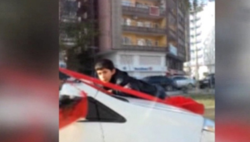 Bahşiş isteyen çocuk gelin arabası üzerinde ölüme davetiye çıkardı Bahşiş isteyen çocuk gelin arabası üzerinde ölüme davetiye çıkardı