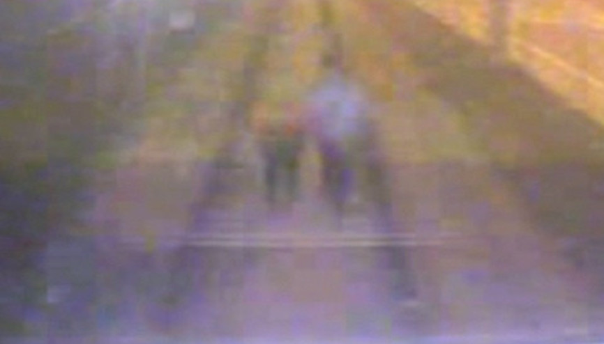 Sakaryada trenin iki gence çarptığı an kamerada