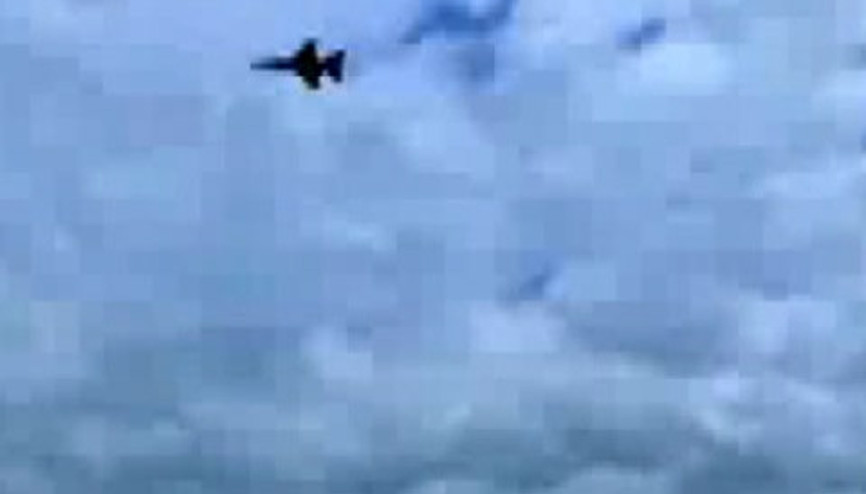 Türk pilotunun çılgın manevrası internette fenomen oldu