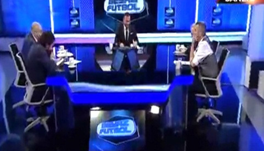 Ahmet Çakarın yönettiği maçta sahaya işeyen futbolcu