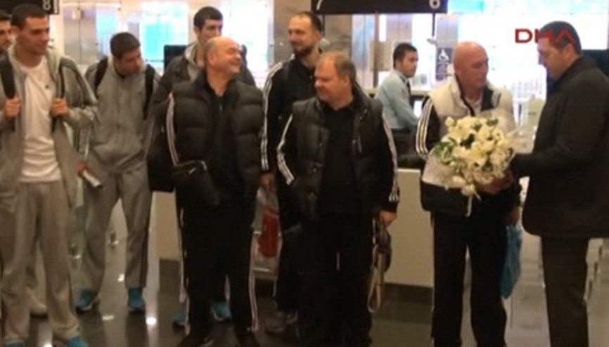Sırp takımı Partizan Atatürk Havalimanında çiçeklerle karşılandı