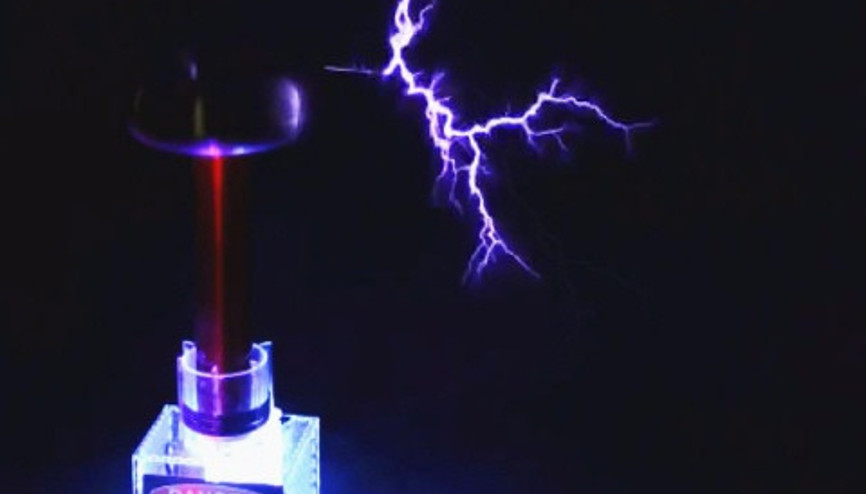 Tesla bobiniyle Karayip Korsanları filminin müziğini çalmak