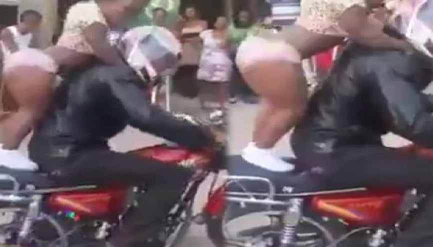 Motor üstünde oynayan kız