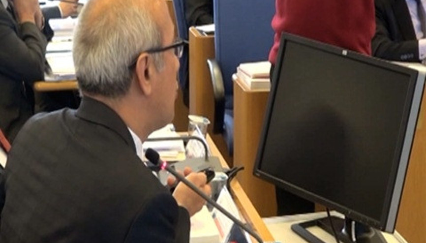 Sunum sırasındaki sistem arızası Bakan Elvanı sıkıntıya soktu