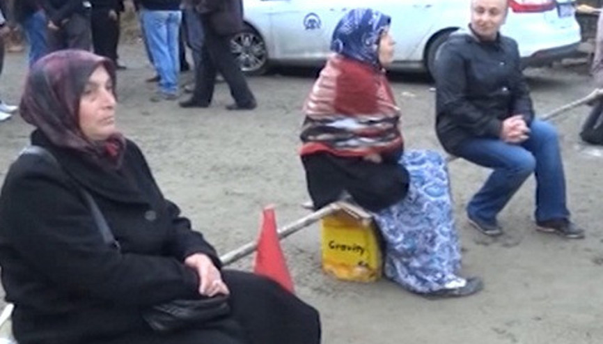 Rizeli kadınlar yolu kapattı Rizeli kadınlar yolu kapattı