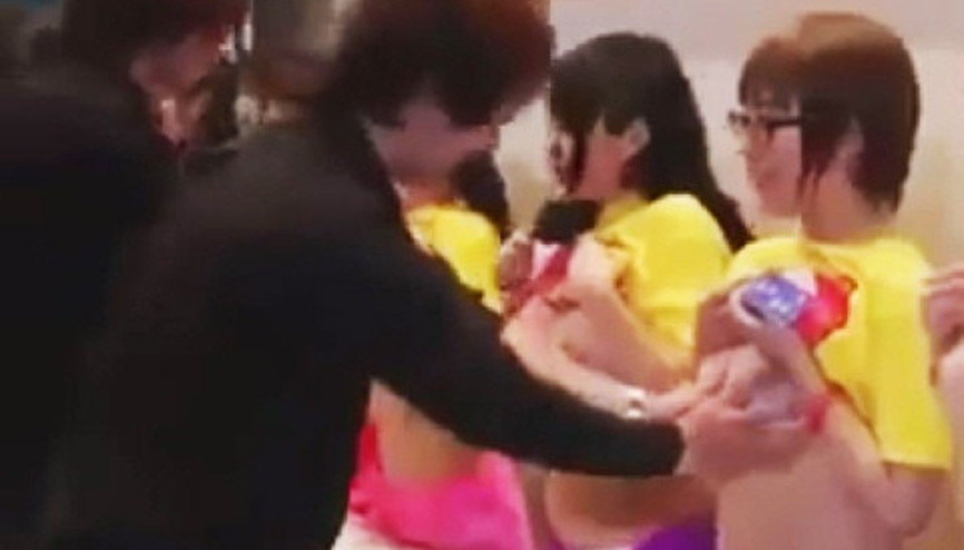 Japonyada ilginç bağış kampanyası: Göğüslere dokunarak selamlaşma