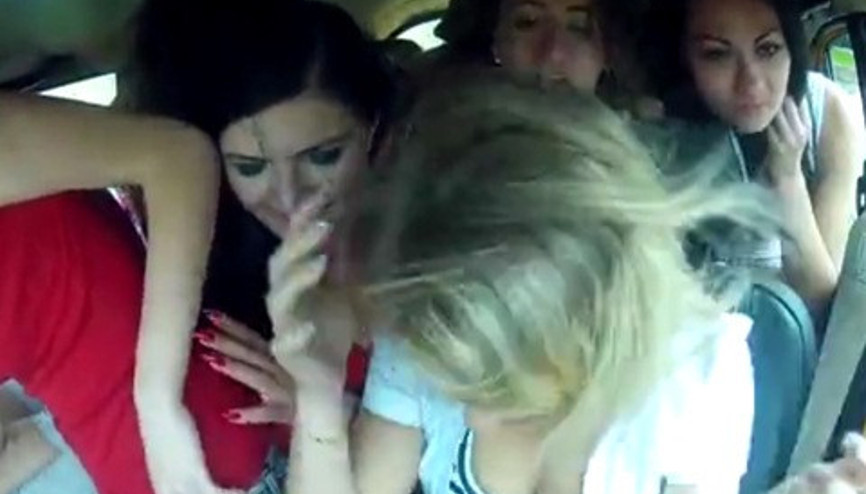 46 Rus kızını 1 otomobile sığdırmak