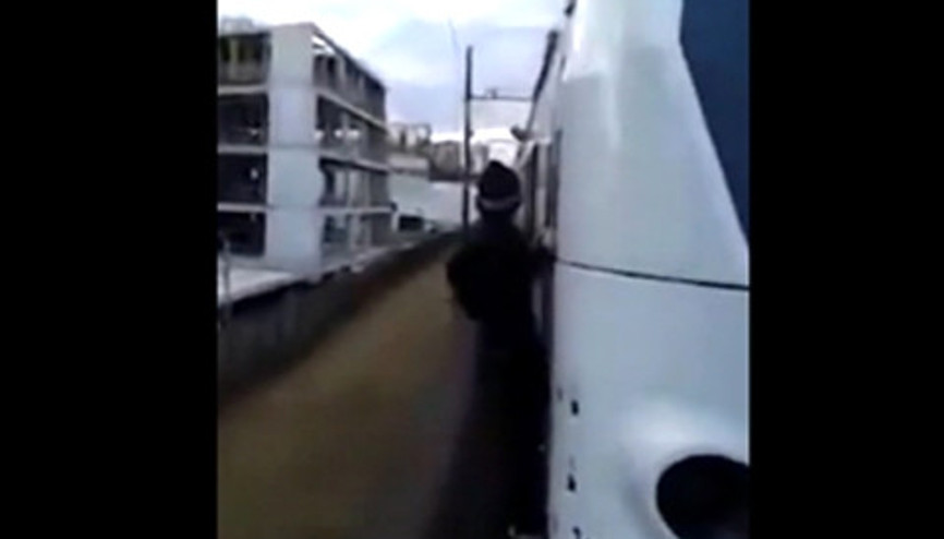 Fransız gençlerin tehlikeli tren yolculuğu amatör kamerada